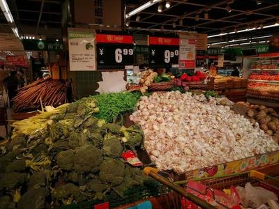 興高采烈進(jìn)南寧農(nóng)副產(chǎn)品平價(jià)專營(yíng)區(qū)，一看價(jià)格讓人哭笑不得